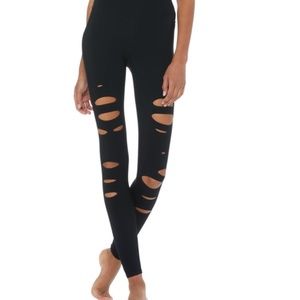 HIGH-WAIST RIPPED WARRIOR LEGGING